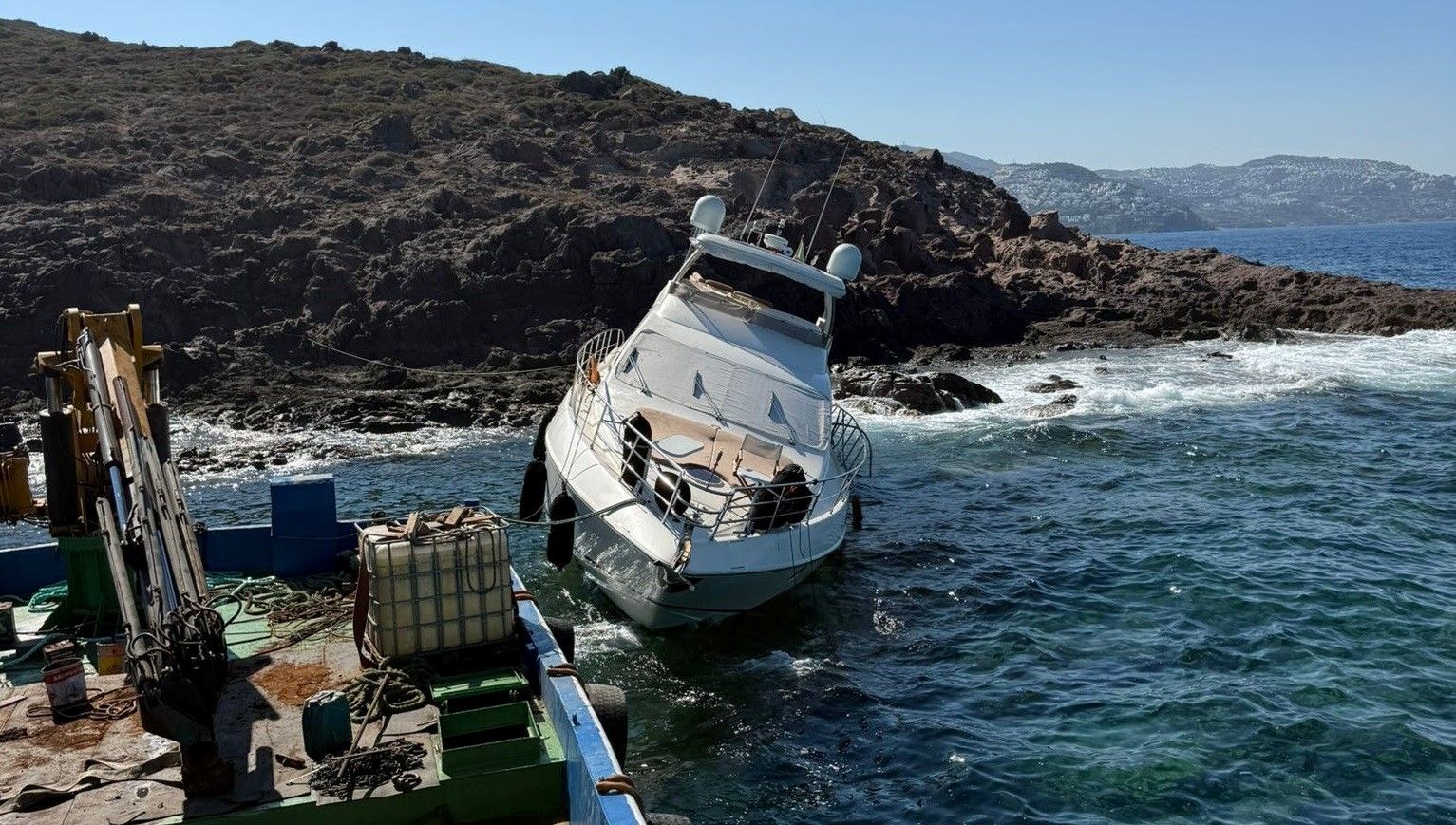 bodrumda motoryat servis botuyla birlikte karaya vurdu lwYX84GF