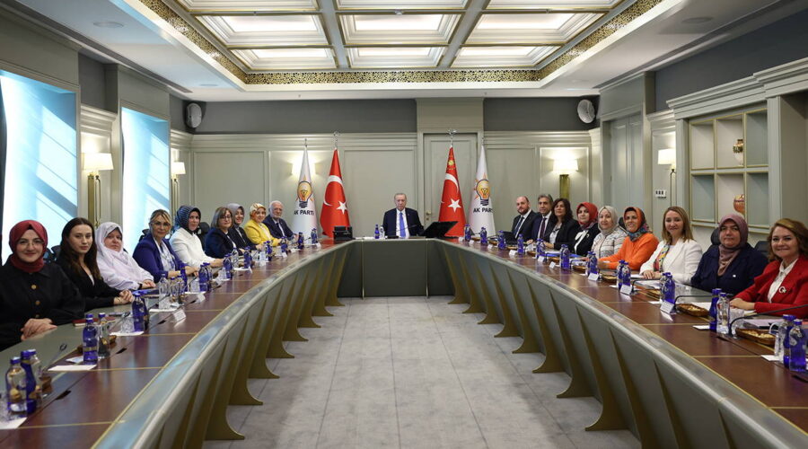 erdoganin toplantisinda dikkat ceken kare 8xdp3lYH