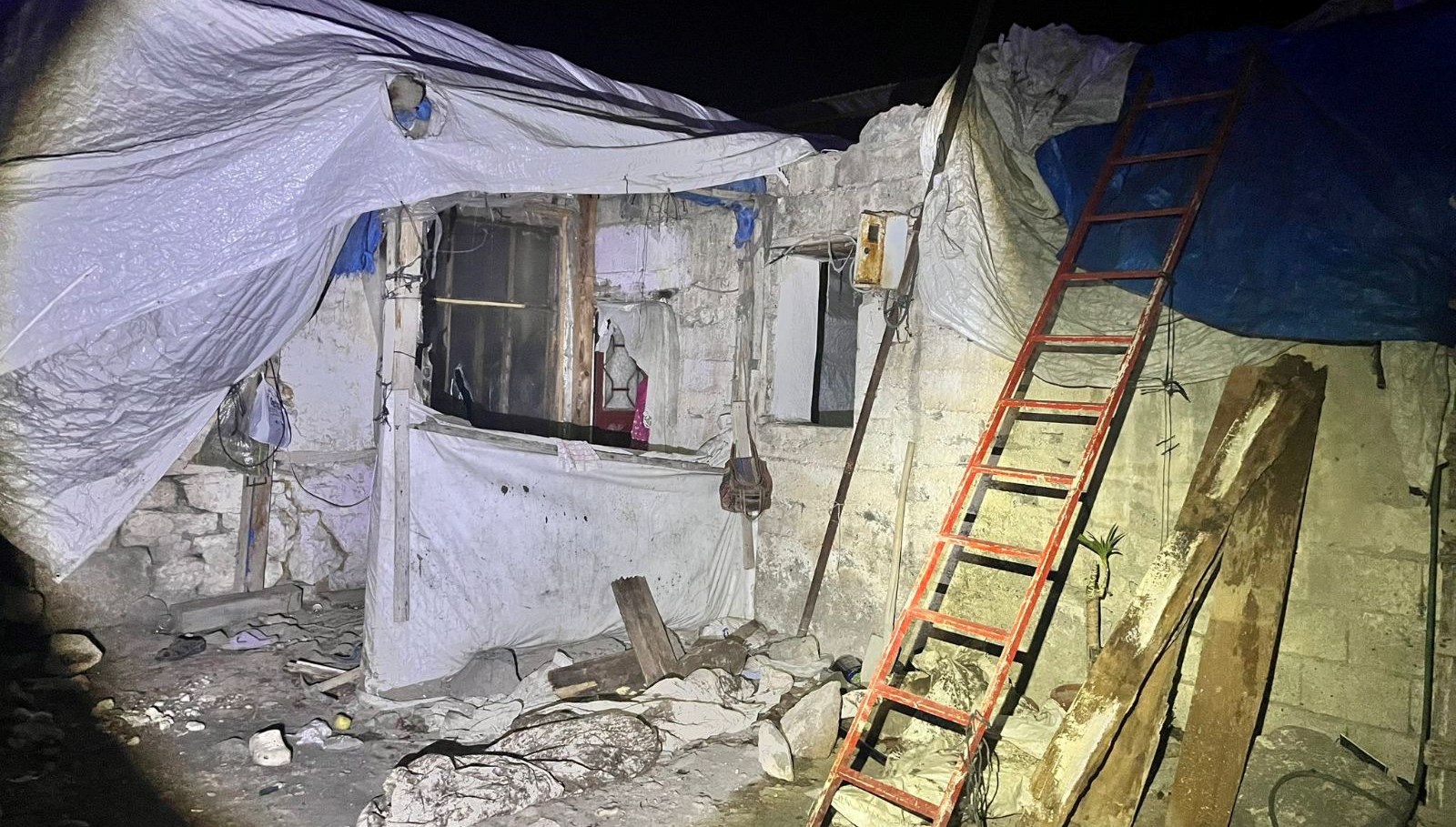 erzurumda evin catisi coktu 3 olu 2 yarali JsnlqsqG