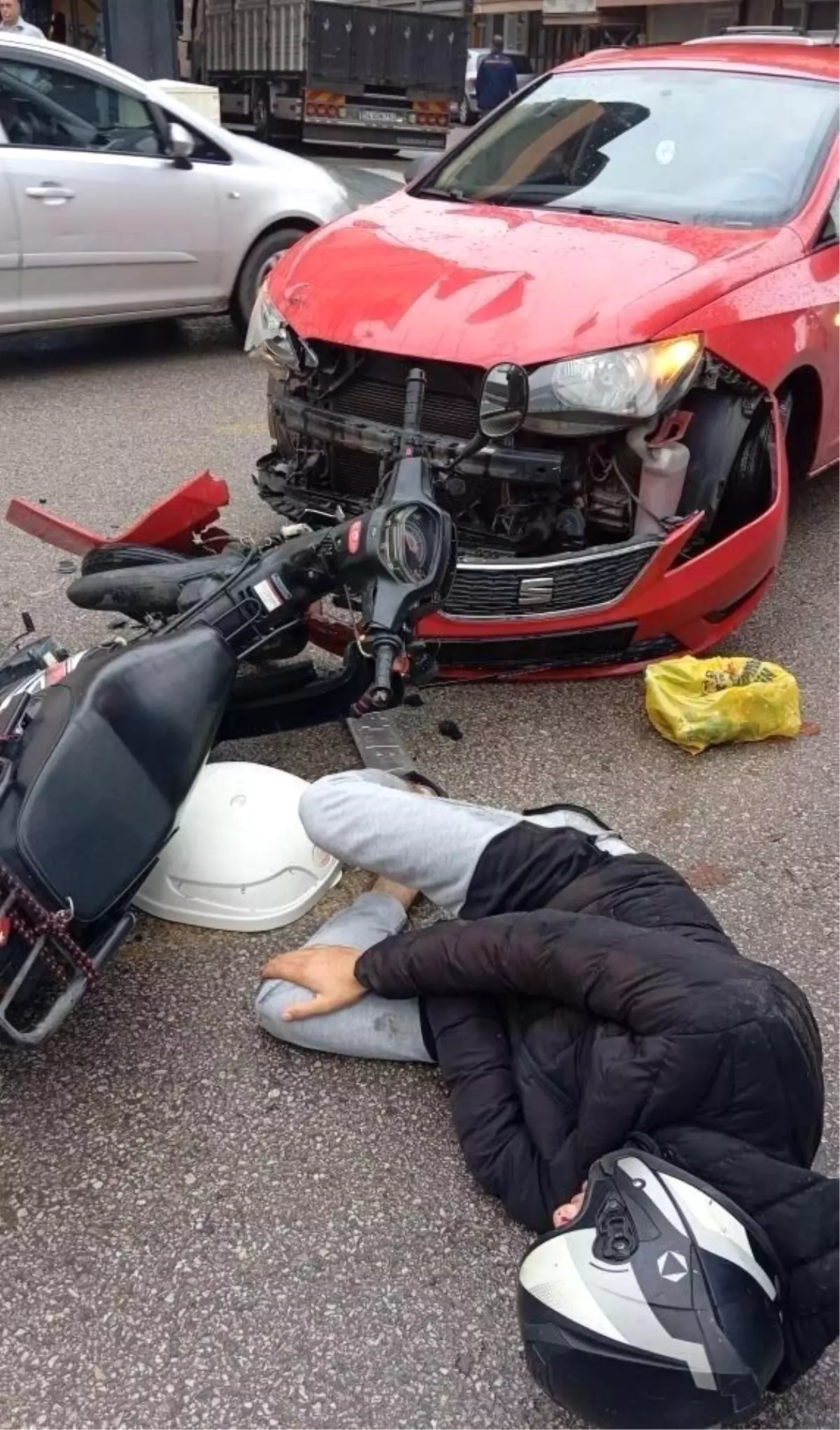adapazarinda motosiklet ve otomobil kafa kafaya carpisti OluNxgsj.jpg