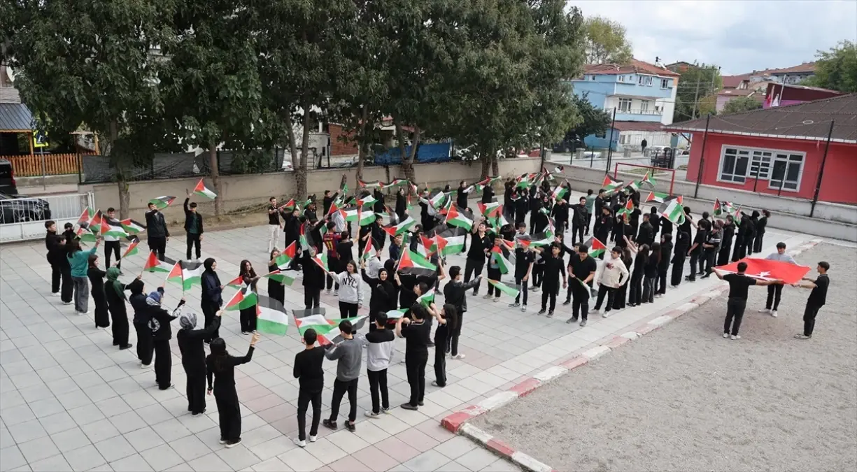 alacam lisesinden filistine destek ogrencilerden gazze koreografisi YxXHaBau.jpg