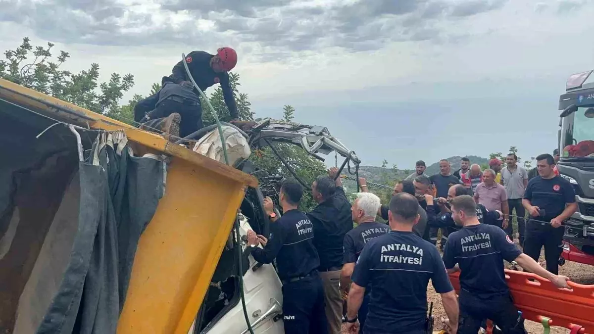 alanyada kamyon kazasi bir surucu hayatini kaybetti aNLILiTX.jpg