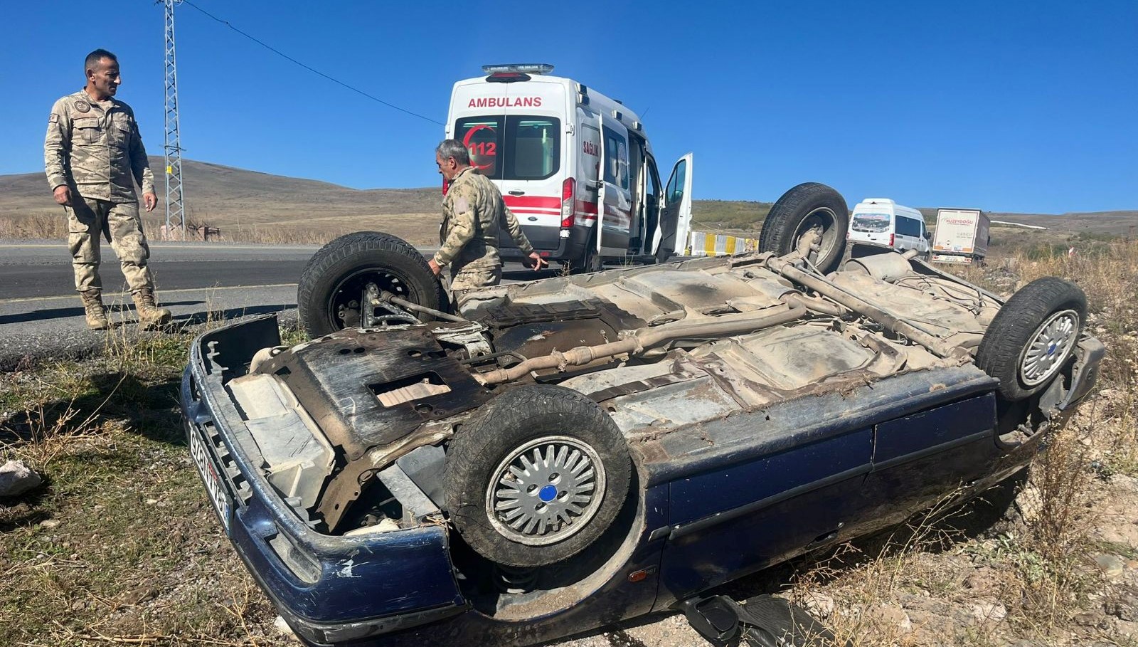 ardahanda kontrolden cikan otomobil devrildi dort yarali NjdWrzGs