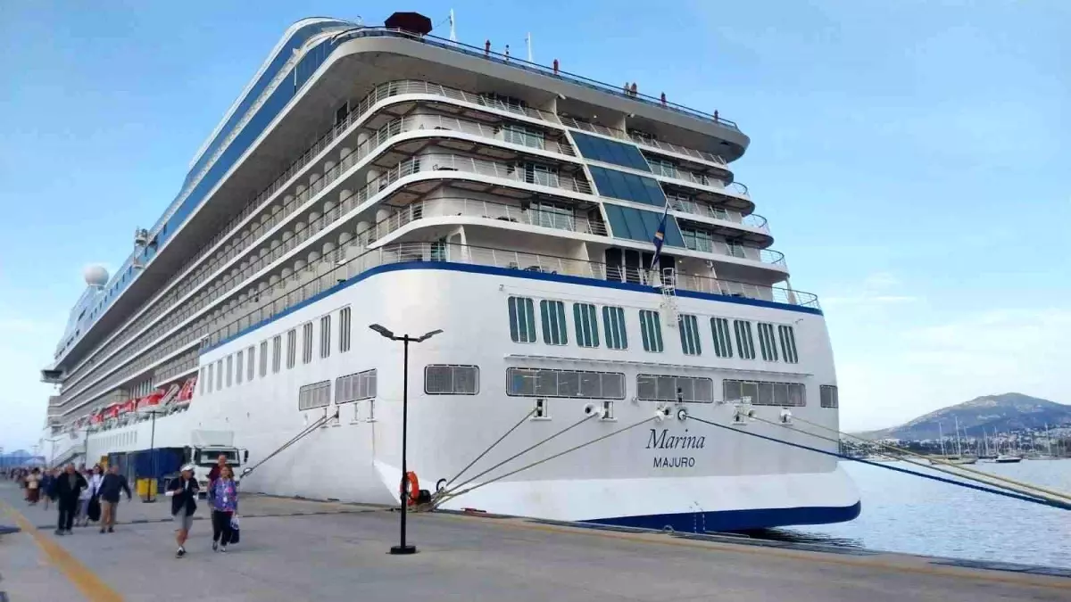 bodruma marina gemisi ile 1194 yolcu geldi mbgvB6NG.jpg