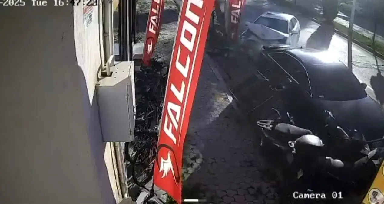 duzicinde kontrolden cikan arac park halindeki araclara carpti N3PkL8TG.jpg