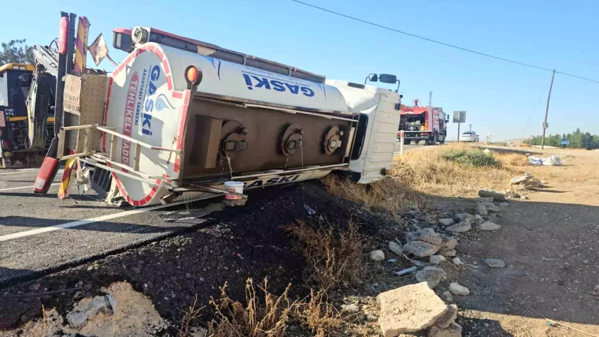 gaziantepte yakit tankeri devrildi surucu yaralandi RPLWGdzv.jpg