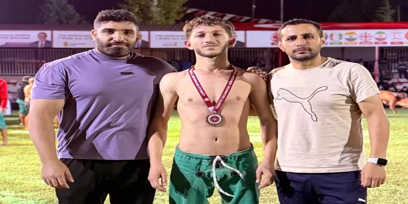 hakkarili bedirhan durgun salvar guresi turkiye sampiyonasinda ucuncu oldu sgrAZGVd.jpg