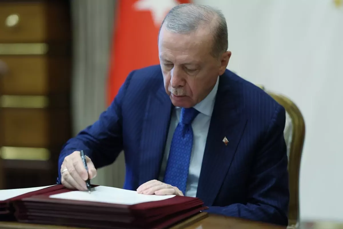 kabine toplaniyor egitim suresinin kisaltilmasi dahil 4 konu var masada 4ZH9Bjdf.jpg