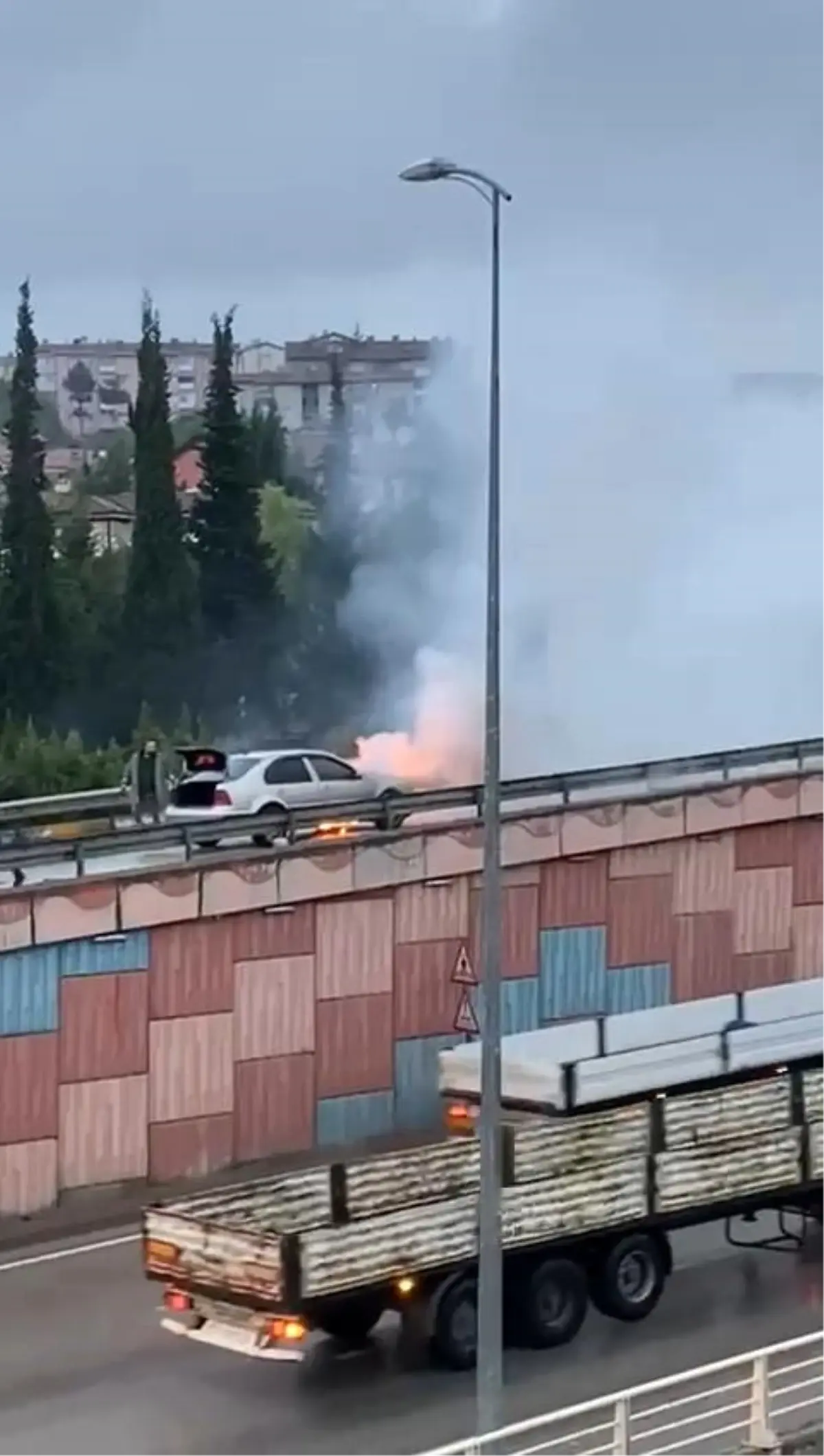 karabukte seyir halindeki otomobilde yangin cikti afNTLYBv