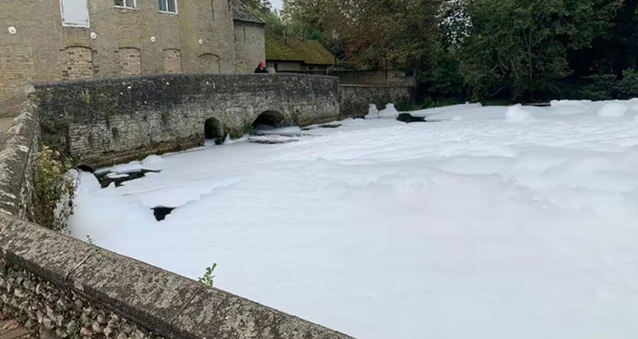 nehir bir anda beyaza burundu yetkililerden uyari geldi ejcLa1cD.jpg