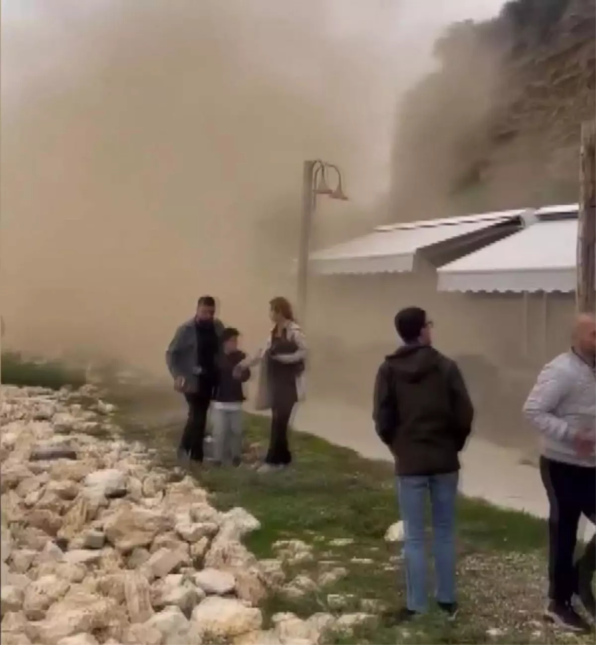 silivride toprak kaymasi kaya parcalari cay bahcesine dustu 8GnI6wgs