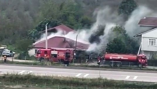 yanginda tek katli ev kullanilamaz hale geldi x5h326LP