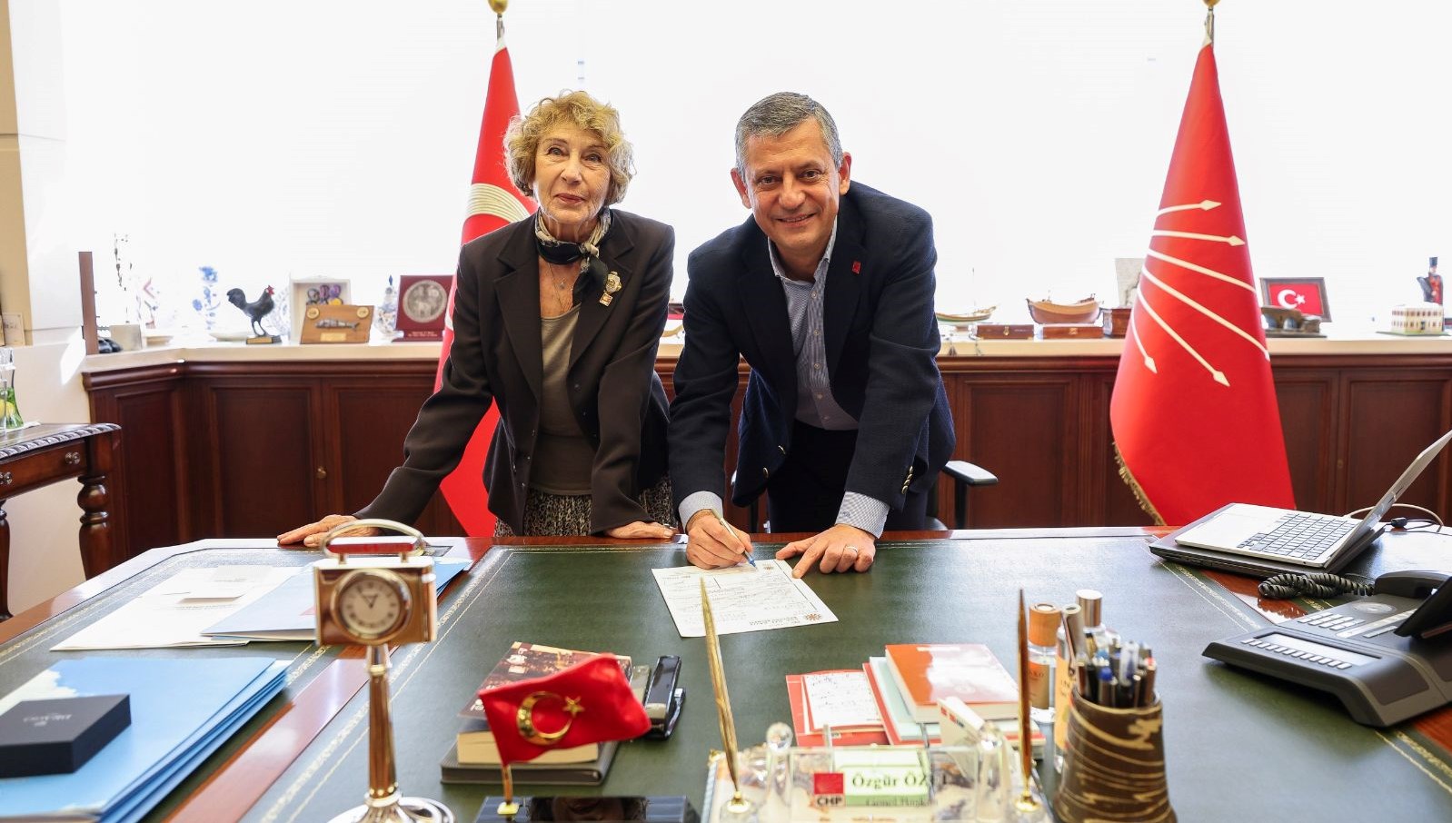 yazar ayse kulin chpye katildi MhF6gpd6