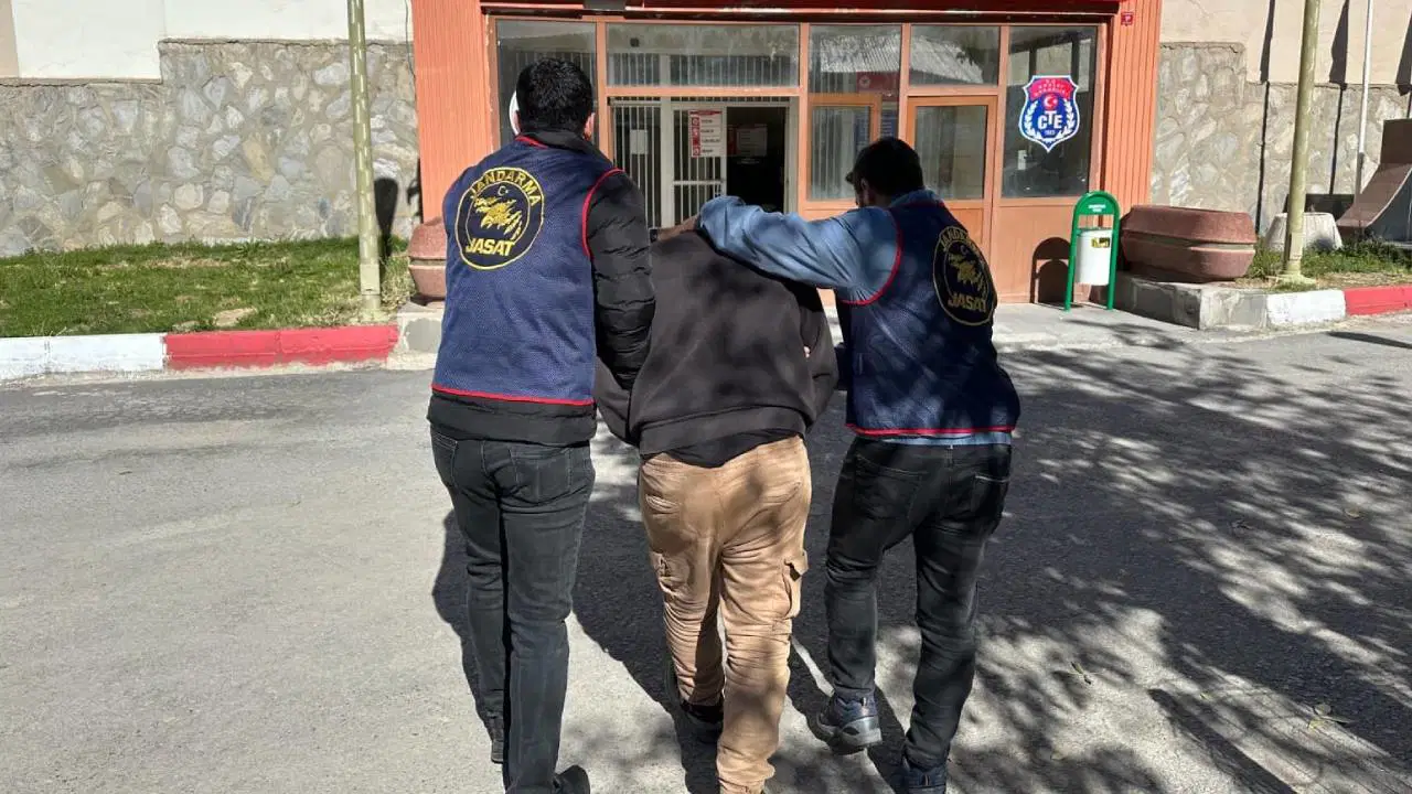 9 yildir araniyordu jandarma operasyonu ile yakalandi dBaydNk6.jpg