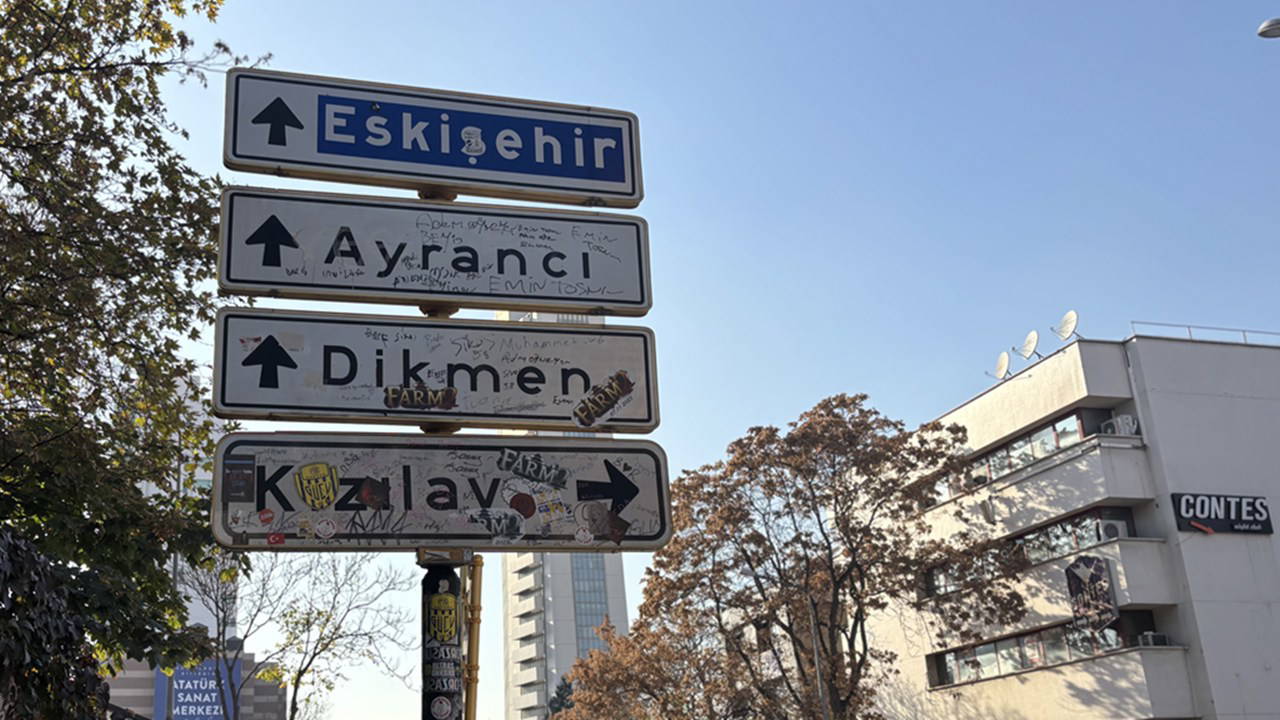 cankayada genclerin asilarak fotograf cektirdigi tabelaya koruma atEdrk3R.jpg