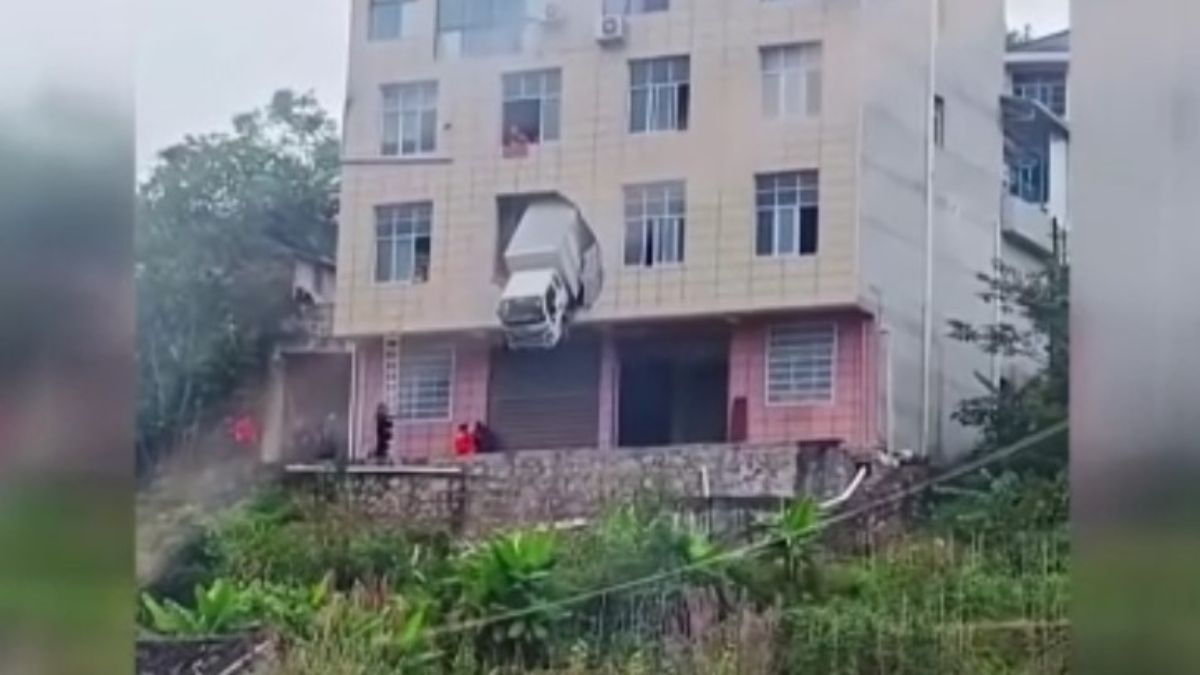 cinde kontrolden cikan kamyon bina duvarini asti uC8ZFySA.jpg