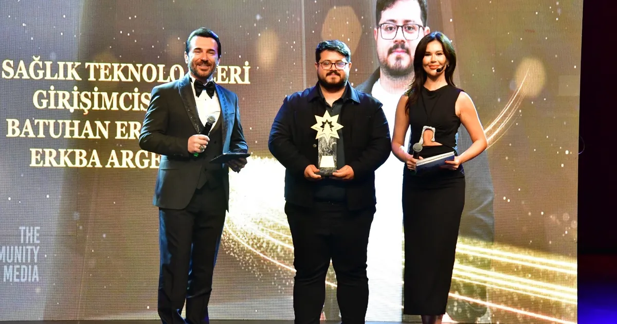 gebze bilisim vadisindeki erkbaya kristal cam odulu E51iwiCu.webp