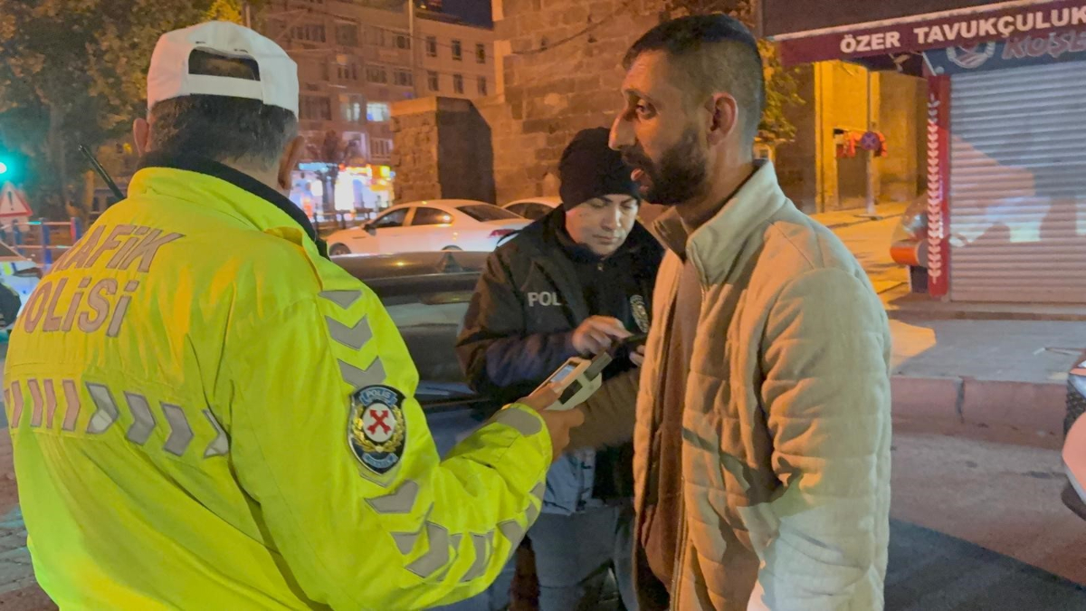 kayseride alkollu surucu kimlik isteyen polise sosyal medya hesabini acti awPVh45j.jpg