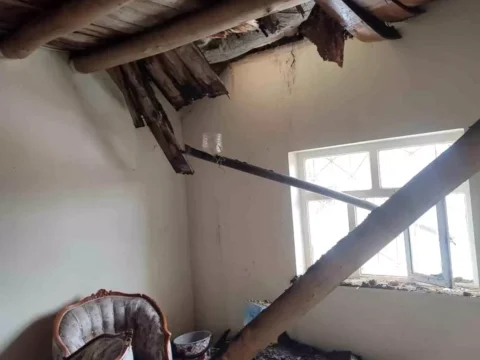 Hakkari’de Evin Çökmesi Sonucu Aile Zor Durumda, Yardım Bekliyor
