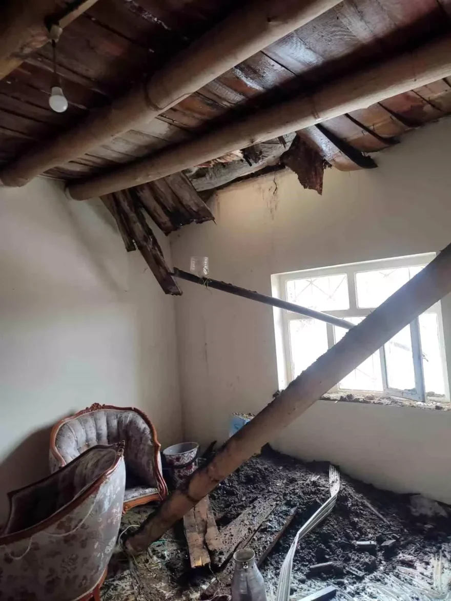 Hakkari’de Evin Çökmesi Sonucu Aile Zor Durumda, Yardım Bekliyor