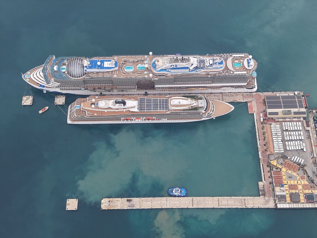 Kuşadası’na Gelen Yüzlerce Turist, İki Dev Kruvaziyer ile Ulaştı