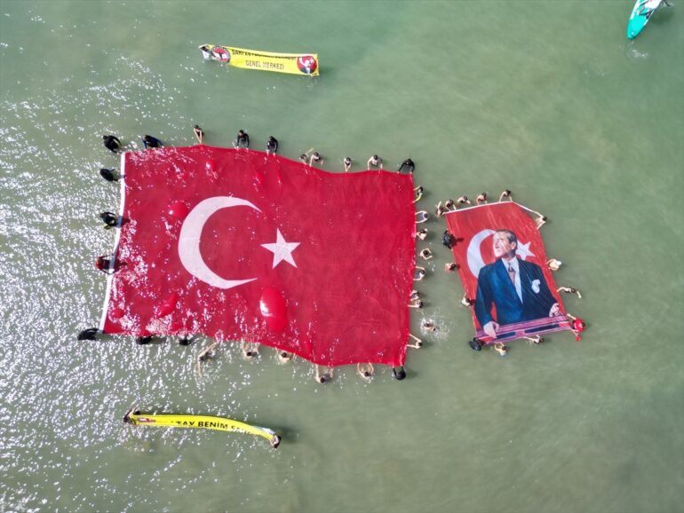 Arsuz’da 19 Mayıs Kutlamaları: Denizde Dev Türk Bayrağı Dalgalandı