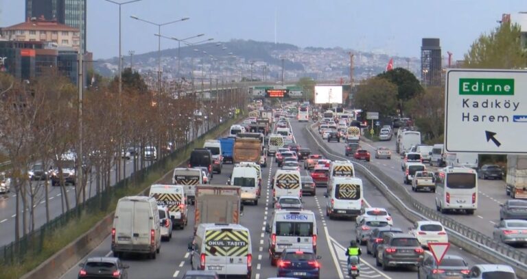 ise-gitmek-isteyen-istanbullular-trafikle-karsilasti-yogunluk-yuzde-60i-asti-KyYwemeB