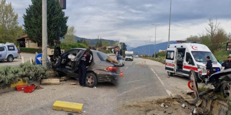 karabukte-kontrolden-cikan-arac-refuje-carpti-olu-ve-yaralilar-var-7DZhLrf6