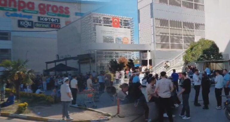 Pendik’te Alışveriş Merkezinde Yangın Paniği: Ziyaretçiler Güvenli Alana Tahliye Edildi