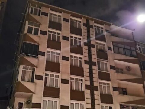 Bahcelievlerde kolonlarindan sesler gelen bina tahliye edildi Ebevky3z