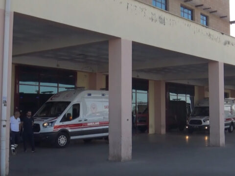 Olumcul darbe kalbine isabet etti bicagi saplayip kayiplara karisti VEcydWTM